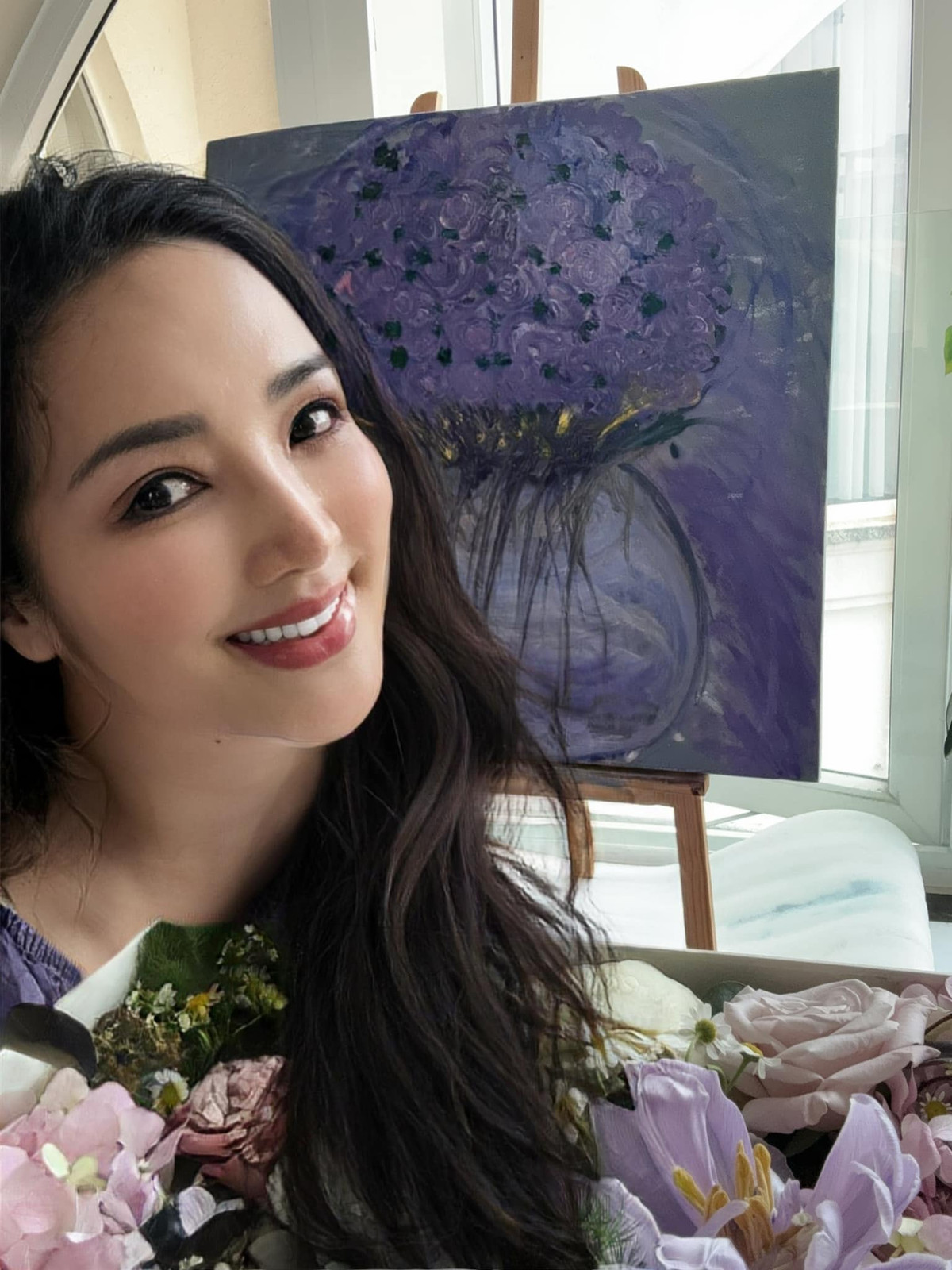 Nhiều người ví von Giáng My như "bông hoa không úa", bởi cô luôn giữ được sự tươi trẻ, rạng rỡ.