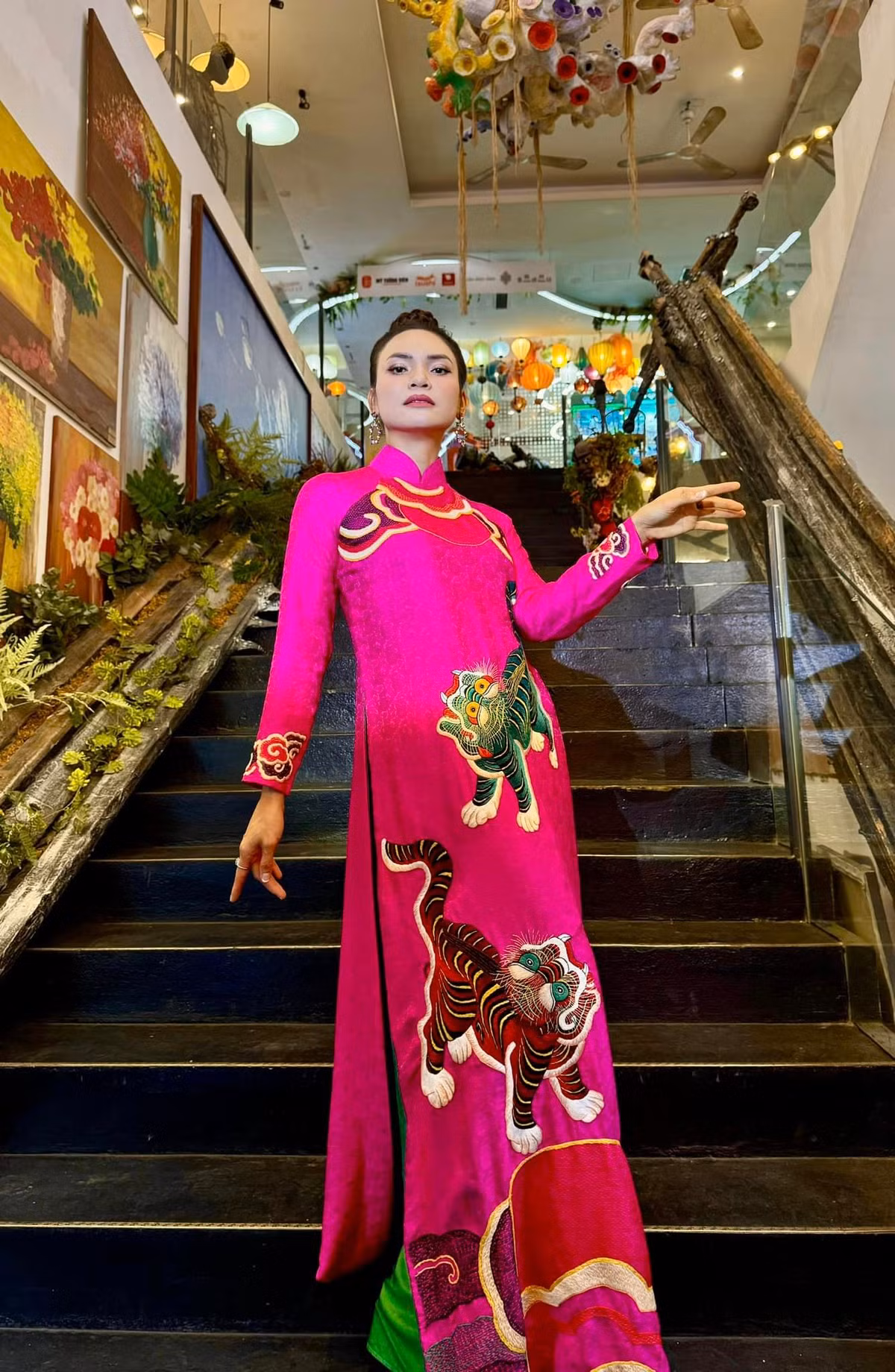 Tuy nhiên, trái ngược với sự thành công trong sự nghiệp, chuyện tình duyên của NSND Phạm Phương Thảo lại khá lận đận.