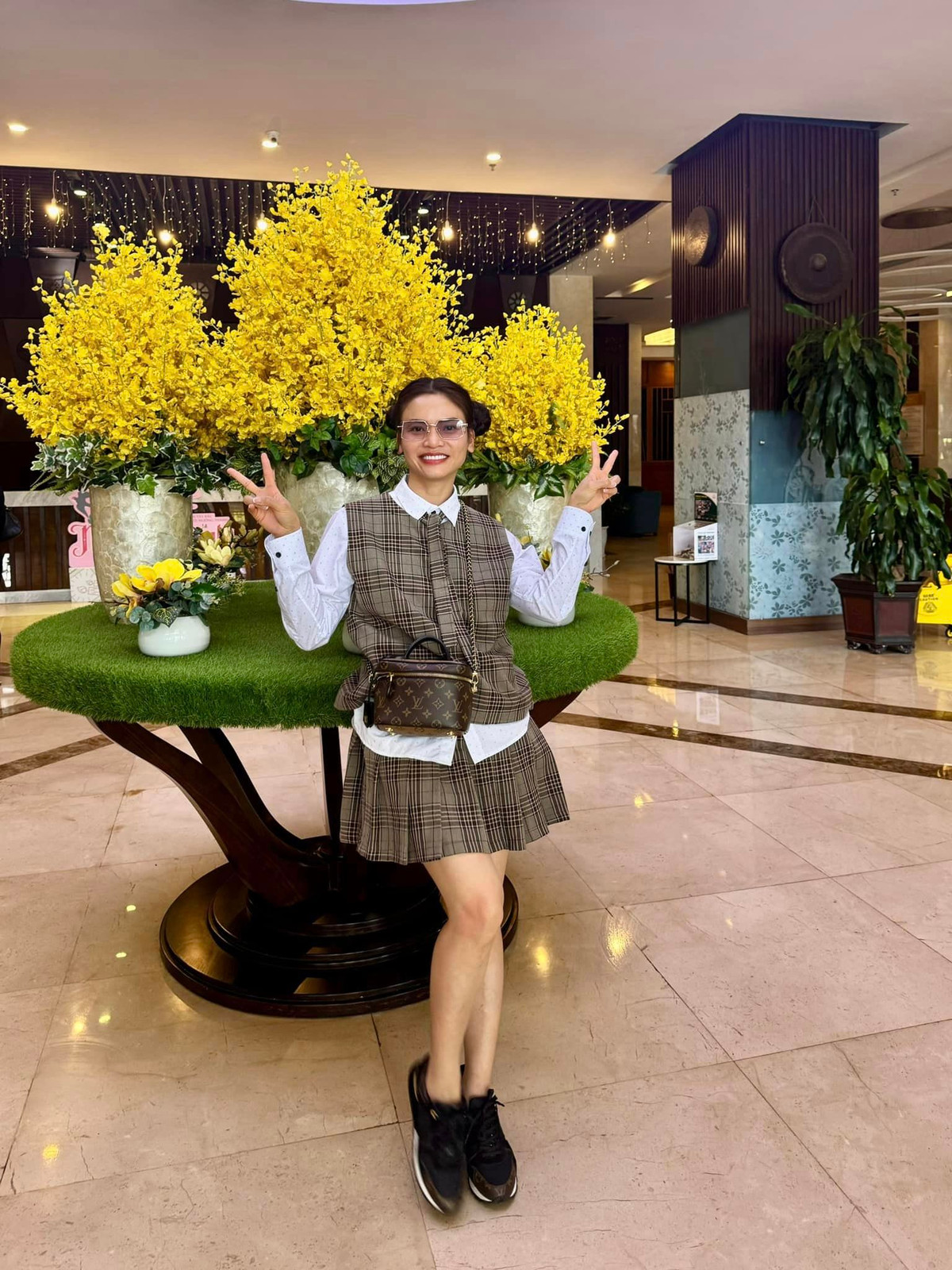 Phạm Phương Thảo từng gắn bó với hai người đàn ông. Nữ ca sĩ chia sẻ, cuộc hôn nhân đầu tiên của cô dềnh dang xe hoa đưa rước vào thời điểm “đến lứa đến thì”. Tuy nhiên, cuộc hôn này sớm tan vỡ.