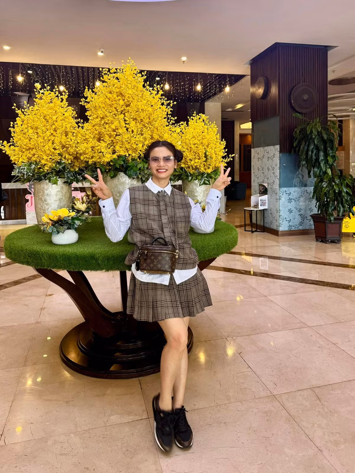 Phạm Phương Thảo từng gắn bó với hai người đàn ông. Nữ ca sĩ chia sẻ, cuộc hôn nhân đầu tiên của cô dềnh dang xe hoa đưa rước vào thời điểm “đến lứa đến thì”. Tuy nhiên, cuộc hôn này sớm tan vỡ.