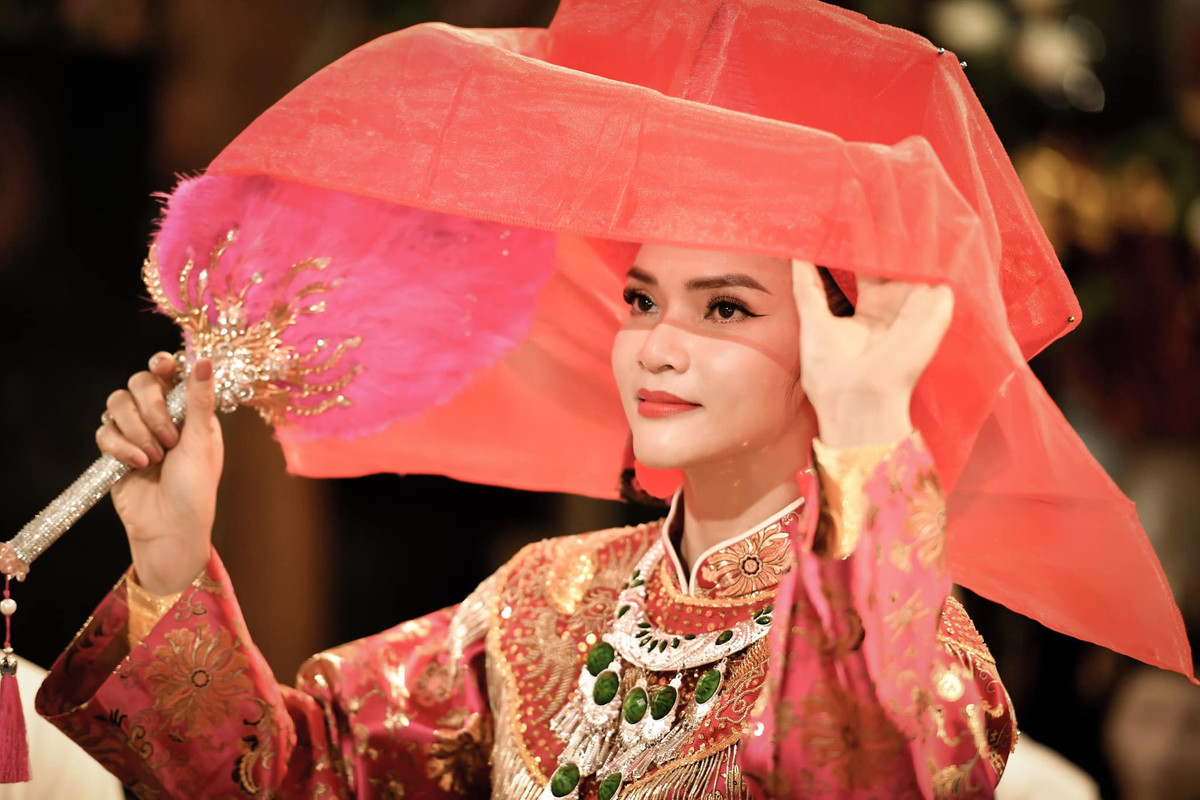 Lần lấy chồng thứ hai của Phạm Phương Thảo chỉ có một mâm trầu bê sang nhà gái. Cô chia sẻ, người chồng thứ hai là một người vừa gặp đã thấy rất thương, cả hai cùng đồng tâm, đồng cảm với nhau vì trải qua cảnh “đứt lìa” trong đời sống riêng.