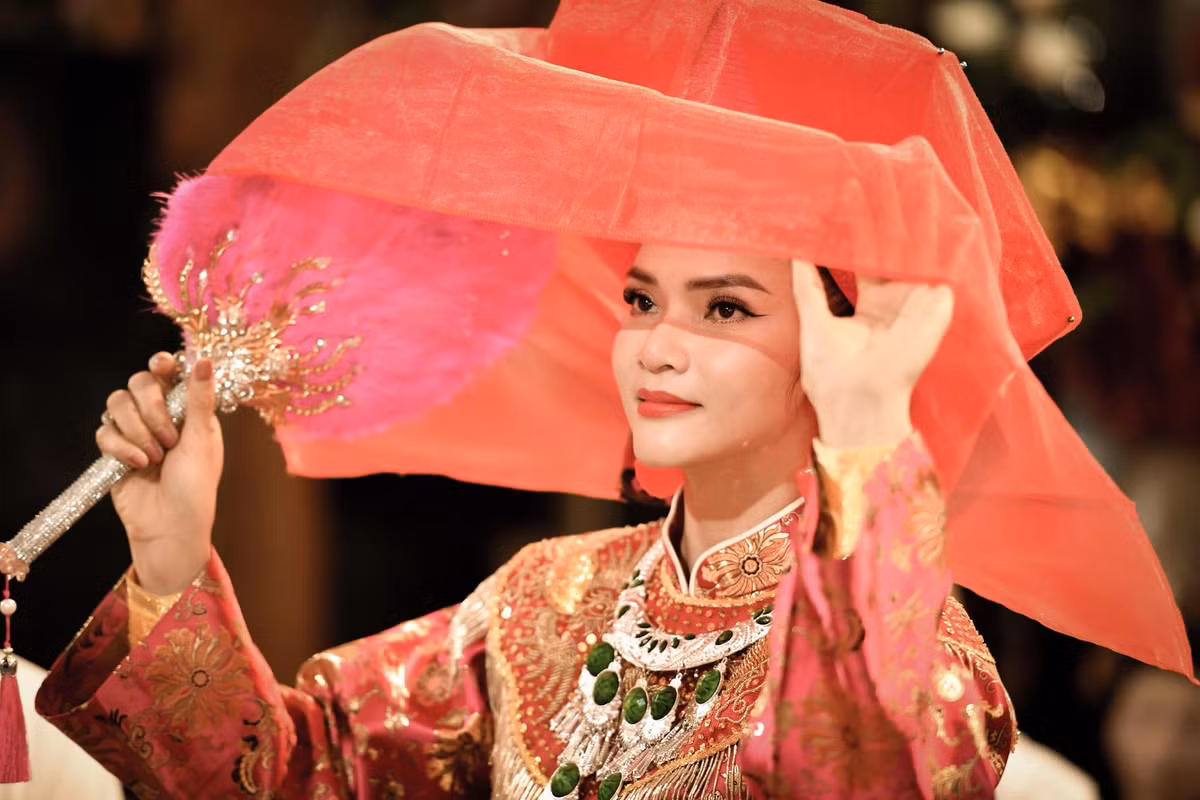 Lần lấy chồng thứ hai của Phạm Phương Thảo chỉ có một mâm trầu bê sang nhà gái. Cô chia sẻ, người chồng thứ hai là một người vừa gặp đã thấy rất thương, cả hai cùng đồng tâm, đồng cảm với nhau vì trải qua cảnh “đứt lìa” trong đời sống riêng.