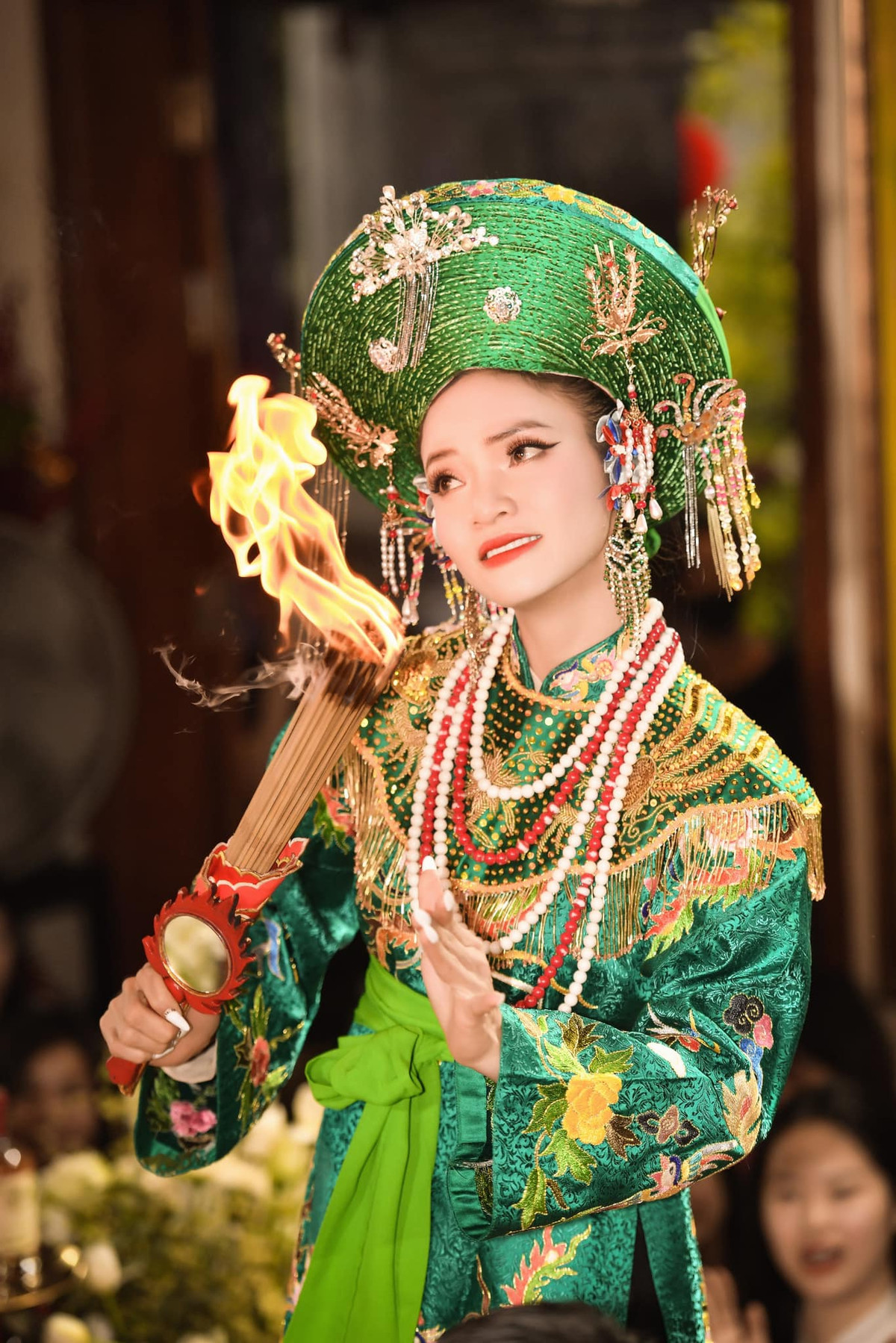 Ngày 6/3, ở tuổi 42, cô bước lên bục nhận danh hiệu nghệ sĩ nhân dân cao quý. Cô là ca sĩ trẻ nhất được phong tặng danh hiệu NSND đợt này. Năm 2016, ở tuổi 34, Phạm Phương Thảo đã được phong tặng danh hiệu NSƯT và cô cũng là một trong những gương mặt trẻ nhất được phong tặng danh hiệu NSƯT đợt đó.