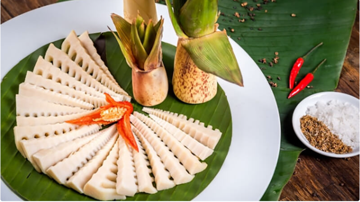 Một trong những đặc sản không thể không kể đến đó là măng đắng, được nhiều người chọn mua về làm quà và khó mà quên được cái vị đắng của nó khi ăn. Măng đắng được chế biến thành nhiều món ăn như nộm, xào, nấu canh... Ảnh: Sưu tầm