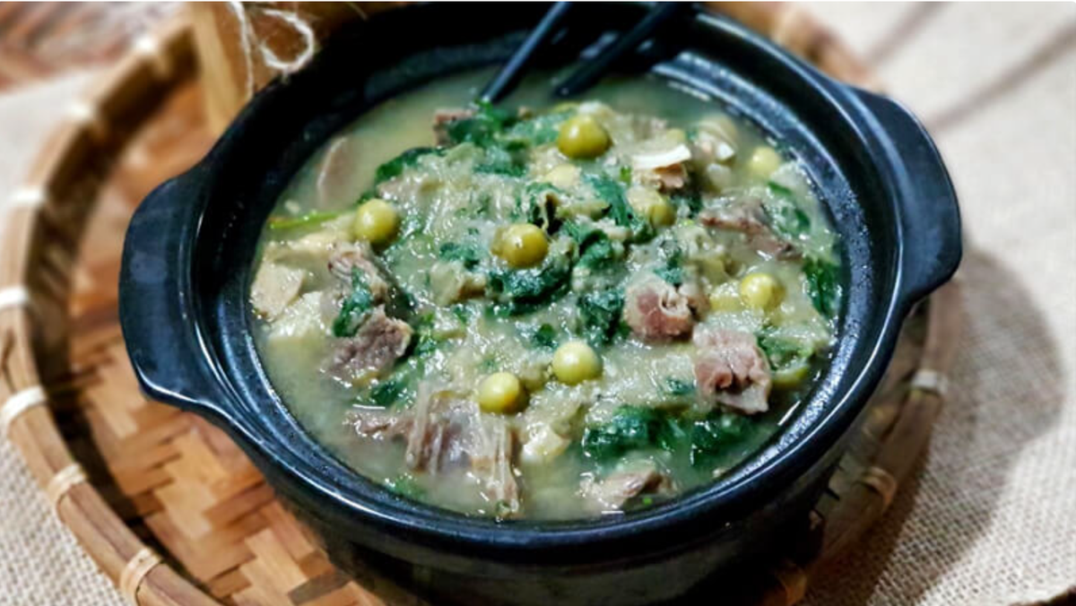 Cuối cùng trong danh sách này là món canh bon dân dã của đồng bào người Thái. Món canh này thực chất được làm từ da bò hoặc da trâu kết hợp với cây bon (cây khoai nước), cà dại, rau thơm và các gia vị nấu thành. Ảnh: Sưu tầm