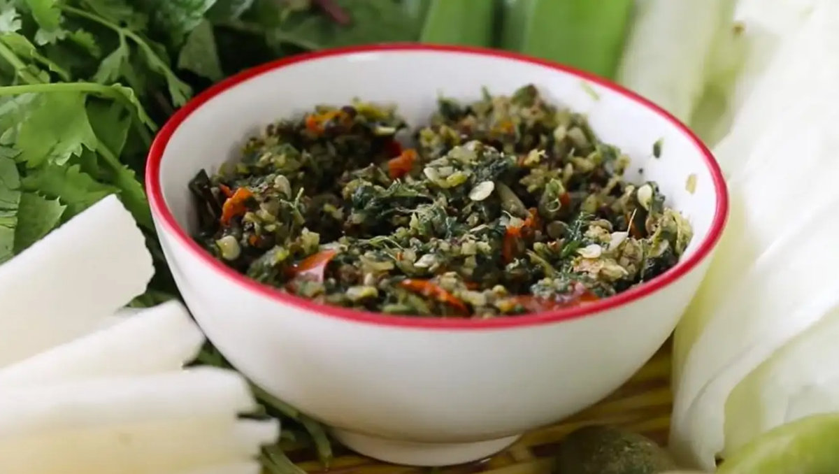 Khác với các món đặc sản Điện Biên kia, chẩm chéo là một loại gia vị chấm phổ biến trong nhiều món ăn có nguồn gốc từ người Thái ở vùng Tây Bắc. Chẩm chéo được làm từ mắc khén, ớt, tỏi, gừng, húng quế... Ảnh: Sưu tầm