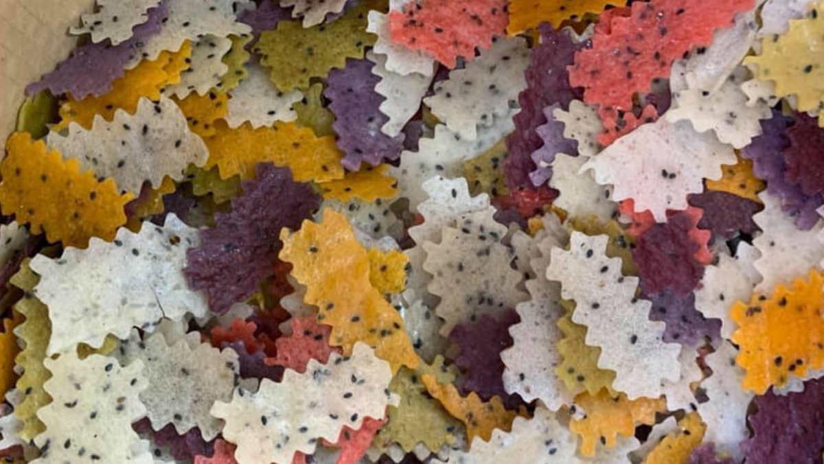 Khẩu xén là món bánh truyền thống của người Thái Điện Biên. Bánh được làm từ bột gạo nếp, nhân thịt băm, mộc nhĩ và nấm hương. Bánh khẩu xén ngoài màu trắng ra còn có thêm những màu sắc khác, do dùng thêm màu từ quả gấc, nếp cẩm. Ảnh: Sưu tầm