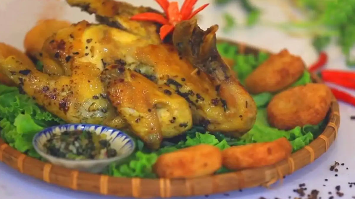 Gà nướng mắc khén là một món ăn nổi tiếng của người Thái tại vùng Tây Bắc Điện Biên. Gà được tẩm ướp gia vị, đặc biệt là mắc khén, rồi nướng trên than hồng, mang đến hương vị thơm nức mũi. Ảnh: Sưu tầm