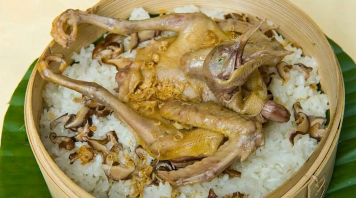 Xôi chim là một món ăn dân dã thường xuất hiện trong các dịp lễ, tết của người dân Điện Biên. Xôi được nấu từ gạo nếp nương, nhân thịt chim, tạo nên hương vị thơm ngon, độc đáo. Ảnh: Sưu tầm