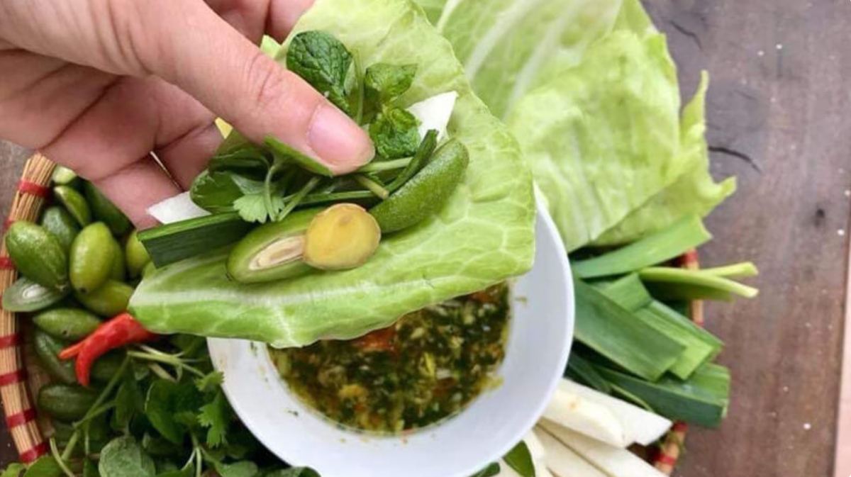 Bắp cải cuốn nhót xanh là một món ăn đơn giản làm nên đặc trưng của người Điện Biên. Để thưởng thức món ăn này, bắt buộc phải có những quả nhót xanh, bắp cải luộc cuốn nhót, rau mùi bên trong, rồi chấm chẩm chéo. Ảnh: Sưu tầm