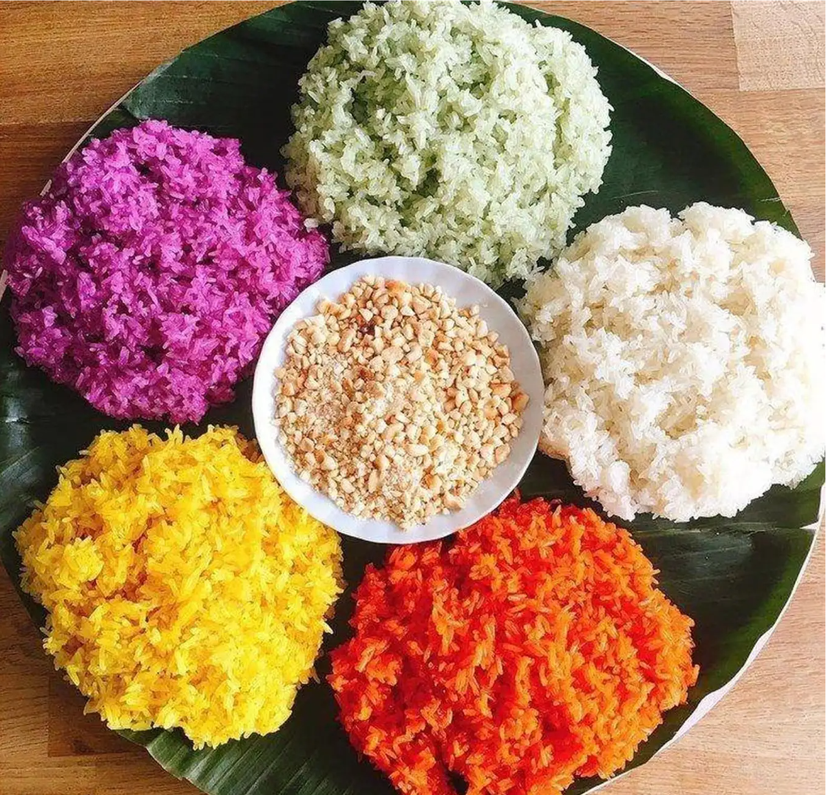 Xôi nếp nương là món ăn quen thuộc của người dân Điện Biên. Nếp nương được nấu chín bằng hơi nước, dẻo thơm và có vị ngọt thanh. Ảnh: @Dienbienfood