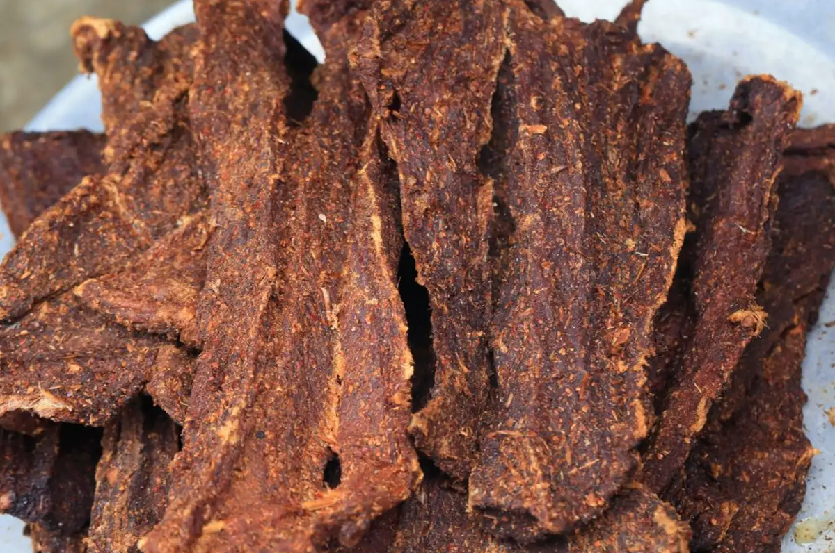  Đặc sản Điện Biên không thể không nhắc đến thịt trâu gác bếp với hương vị thơm ngon, đậm đà. Thịt trâu được tẩm ướp gia vị rồi hun khói trên gác bếp, tạo nên hương vị đặc trưng không thể lẫn. Ảnh: @Shutterstock