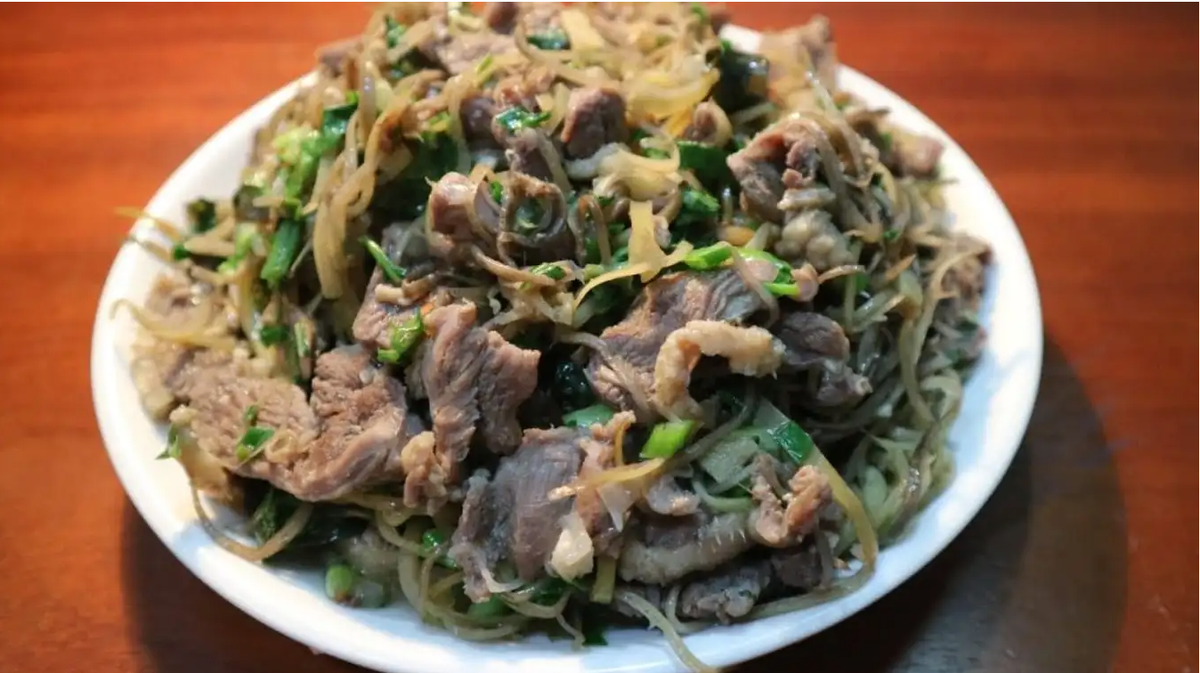 Vịt om hoa chuối là một món ăn khác dễ chế biến, quen thuộc với người dân Điện Biên. Thịt vịt sau khi làm sạch sẽ được tẩm ướp với các gia vị như: Ớt, gừng, sả, mắc khén,... sau đó gói vào lá chuối om trong khoảng 3 giờ ở lửa nhỏ cho đến khi thịt chín, tạo nên hương vị đậm đà. Ảnh: @Gef