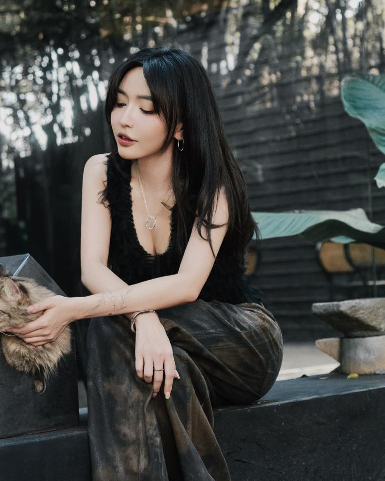 Hiện tại nữ ca sĩ vẫn luôn được đánh giá cao bởi tài năng và sự nỗ lực không ngừng nghỉ trong âm nhạc. Ảnh: FBNV