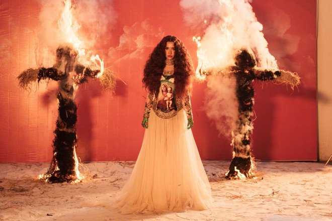 Tháng 11/2018, giọng ca 30 tuổi phát hành MV "Chị ngả em nâng" và vấp phải sự chỉ trích kịch liệt từ phía cộng đồng công giáo. Ảnh: Chụp màn hình