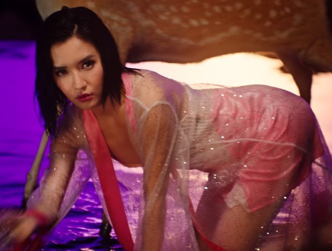 Trước đó, nữ ca sĩ Bích Phương vấp phải ý kiến trái chiều khi phát hành sản phẩm âm nhạc có tên Đi đu đưa đi. Cô bị chỉ trích mặc trang phục mỏng manh, cắt xẻ táo bạo và tạo dáng khêu gợi trong MV. Ảnh: Vietnamnet