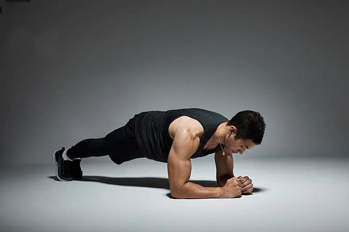  Bài tập Plank: Đây là bài tập chữa yếu sinh lý mà “cánh mày râu” không nên bỏ qua, ngoài khả năng chữa yếu sinh lý bài tập Plank còn giúp phái mạnh tăng cường sinh lý nam vì các động tác của Plank chủ yếu tác động vào phần cơ bụng, giúp rèn luyện cơ bụng dưới, kiểm soát thời gian “xuất binh” một cách hiệu quả nhất. Ảnh Internet