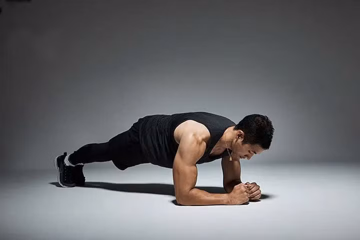  Bài tập Plank: Đây là bài tập chữa yếu sinh lý mà “cánh mày râu” không nên bỏ qua, ngoài khả năng chữa yếu sinh lý bài tập Plank còn giúp phái mạnh tăng cường sinh lý nam vì các động tác của Plank chủ yếu tác động vào phần cơ bụng, giúp rèn luyện cơ bụng dưới, kiểm soát thời gian “xuất binh” một cách hiệu quả nhất. Ảnh Internet