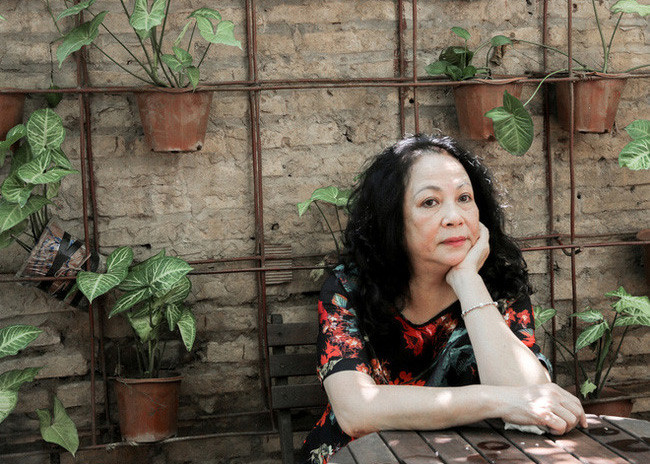 Cuộc sống hàng ngày của người nghệ sĩ về hưu đơn giản như con người của bà. Hàng ngày, nếu không bận lịch diễn, bà sẽ đi chợ, nấu cơm cho con cháu. Thời gian rảnh, bà đi uống cà phê một mình, đọc sách, xem phim. (Ảnh: Đại đoàn kết)