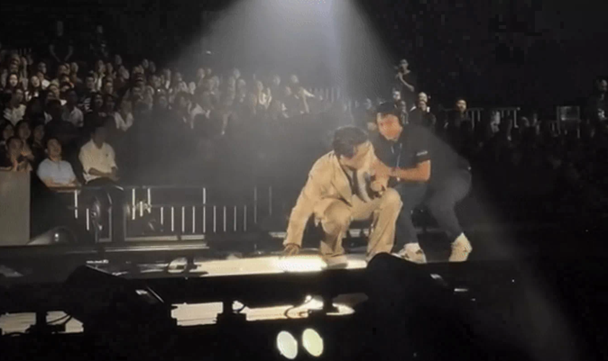 Theo hình ảnh được khán giả ghi lại, ca sĩ Hà Anh Tuấn khi hát xong ca khúc mở màn, anh bất ngờ bị choáng rồi ngồi khụyu xuống sân khấu. Được nhân viên hậu đài mang nước hỗ trợ, anh cố gượng đứng dậy nhưng lại tiếp tục loạng choạng, mất thăng bằng, phải ngồi xuống sân khấu lần hai. Ảnh chụp màn hình