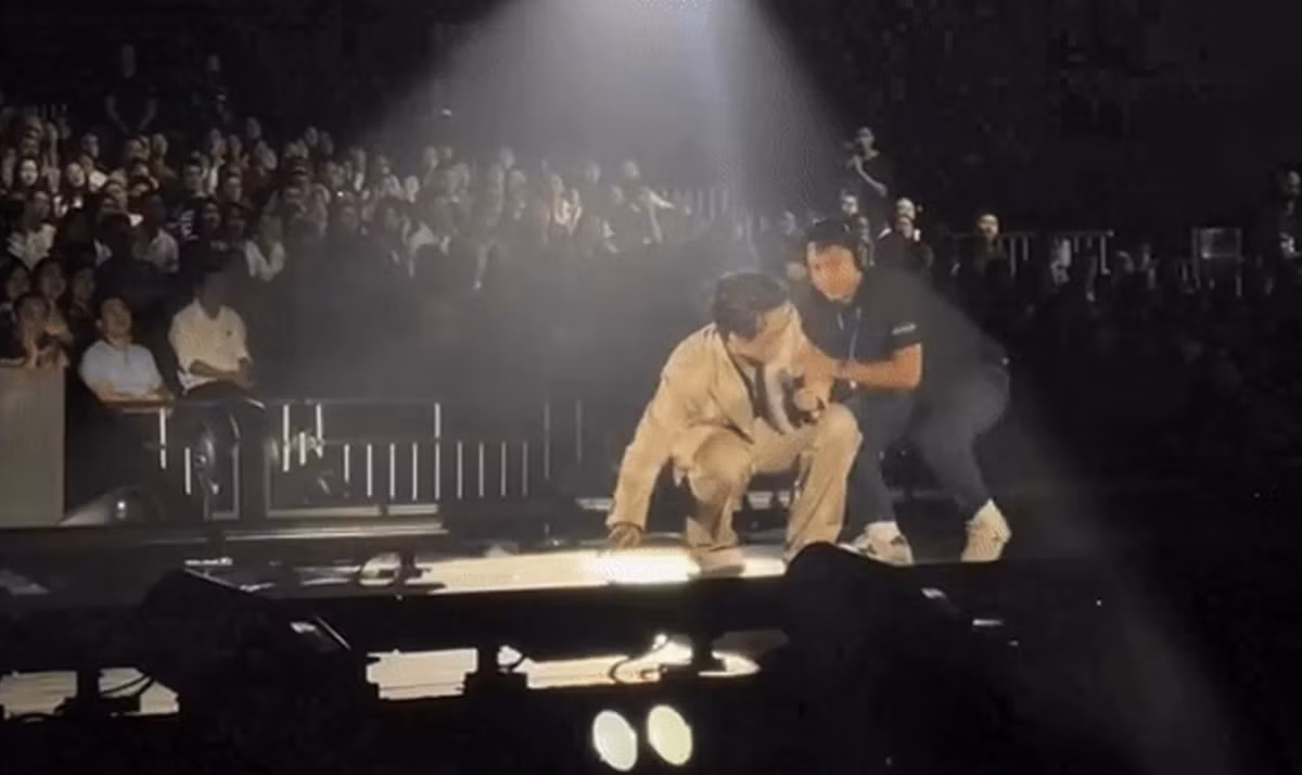 Theo hình ảnh được khán giả ghi lại, ca sĩ Hà Anh Tuấn khi hát xong ca khúc mở màn, anh bất ngờ bị choáng rồi ngồi khụyu xuống sân khấu. Được nhân viên hậu đài mang nước hỗ trợ, anh cố gượng đứng dậy nhưng lại tiếp tục loạng choạng, mất thăng bằng, phải ngồi xuống sân khấu lần hai. Ảnh chụp màn hình