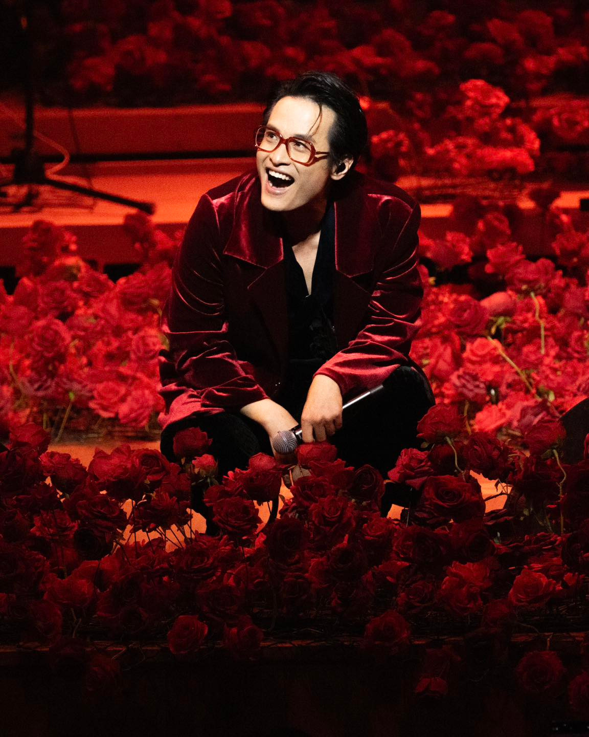 Trong đêm nhạc ở TPHCM tối 17/8, Hà Anh Tuấn khiến khán giả lo lắng khi gặp sự cố sức khỏe ngay trên sân khấu. Ảnh: FB Hà Anh Tuấn