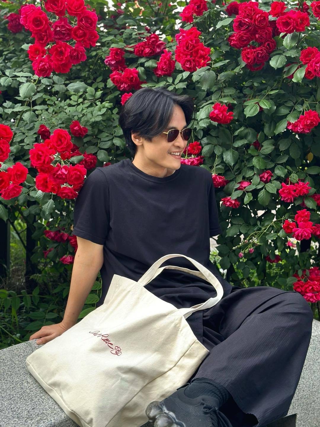 Hồi tháng 6, khi tham gia biểu diễn tại lễ khai mạc Tuần du lịch Ninh Bình 2024, Hà Anh Tuấn đột ngột mất thăng bằng, loạng choạng như sắp ngã, phải ngồi xuống sân khấu để ổn định lại. Ảnh: FB Hà Anh Tuấn