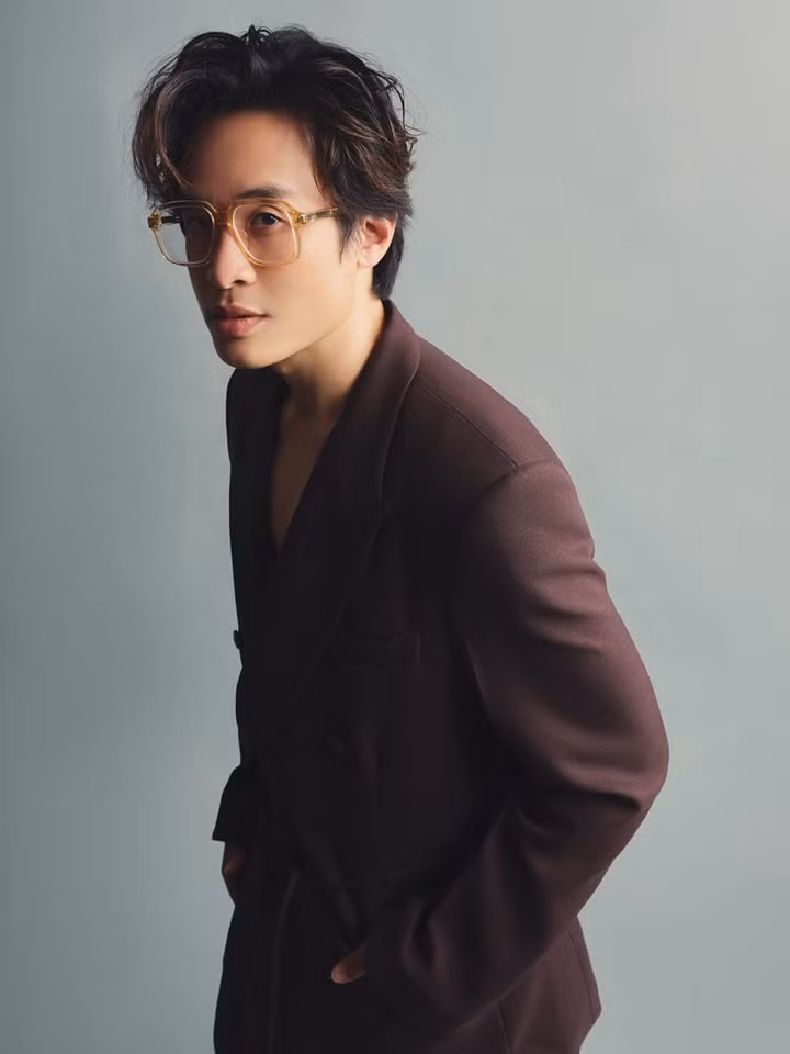 Sau khi sự cố trên sân khấu diễn ra, cộng đồng fan của Hà Anh Tuấn đã bày tỏ sự lo lắng về sức khỏe của nam ca sĩ. Không ít người cho rằng, Hà Anh Tuấn cần phải giảm bớt cường độ làm việc và dành thời gian nghỉ ngơi nhiều hơn. Ảnh: FB Hà Anh Tuấn