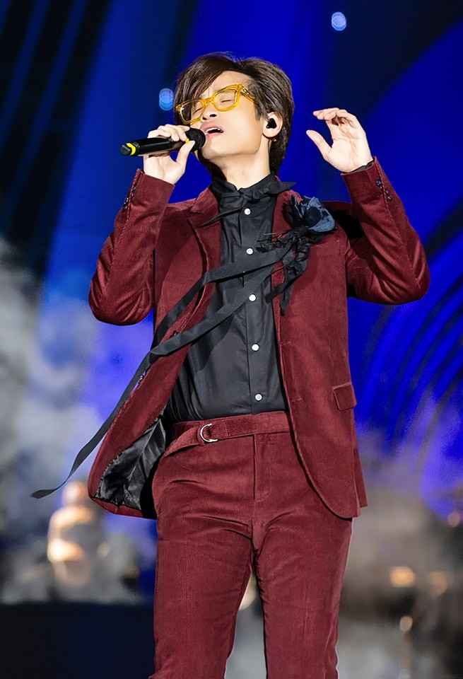 Dù gặp phải không ít khó khăn về sức khỏe, nam ca sĩ vẫn luôn cố gắng hết mình để mang đến những tiết mục chất lượng cho khán giả. Ảnh: FB Hà Anh Tuấn