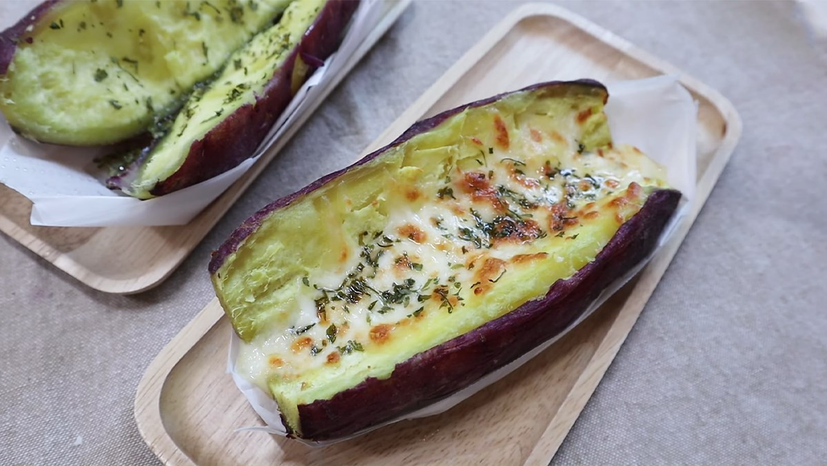  Người có bệnh về dạ dày: Nếu ăn khoai lang khi đói bụng rất dễ làm kích thích tiết axit dạ dày, ảnh hưởng đến chức năng tiêu hóa của dạ dày. Đặc biệt, những người mắc các bệnh liên quan đến dạ dày, hoặc người có chức năng tiêu hóa yếu, dễ dẫn đến đau bụng, viêm loét dạ dày, bệnh nhân viêm dạ dày mãn tính nên tránh việc ăn khoai lang để không làm cho tình trạng đau trở nên tồi tệ hơn. Ảnh Internet