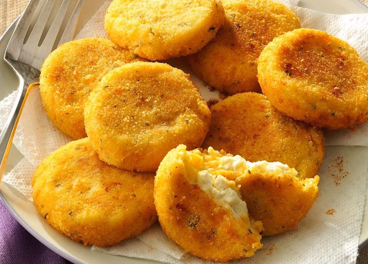  Người đang đói: Trong khoai lang có nhiều đường, nếu ăn nhiều, đặc biệt là lúc đói sẽ làm tăng tiết dịch vị, gây nóng ruột, ợ chua, sinh hơi trướng bụng. Để tránh tình trạng này, bạn cần luộc chín trước khi ăn, hoặc khi luộc cho ít rượu để hủy chất men. Ảnh Internet