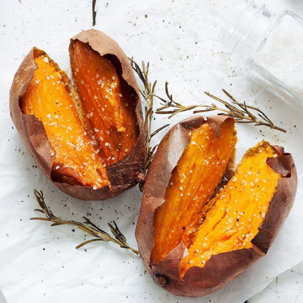 Khi ăn khoai lang cũng cần lưu ý những cách sử dụng để không gây ảnh hưởng xấu cho sức khỏe: Không ăn quá nhiều, không ăn vào buổi tối, không ăn hồng với khoai lang. Ảnh Internet