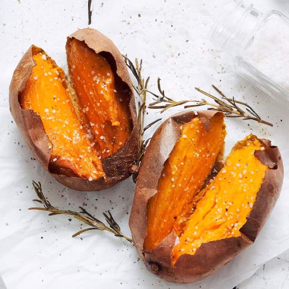 Khi ăn khoai lang cũng cần lưu ý những cách sử dụng để không gây ảnh hưởng xấu cho sức khỏe: Không ăn quá nhiều, không ăn vào buổi tối, không ăn hồng với khoai lang. Ảnh Internet