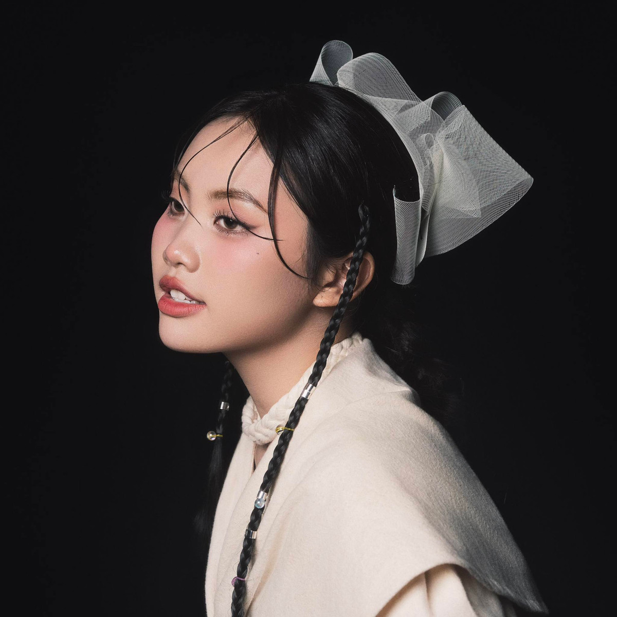 Tuy nhiên, điều khiến Phương Mỹ Chi thực sự gây chú ý trong thời gian gần đây là khả năng "đoán trúng đề" thi Ngữ Văn THPT thông qua các sản phẩm âm nhạc của cô.