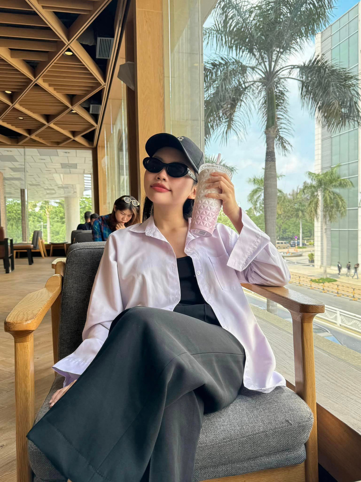 Không còn là cô bé gầy gò, đen nhẻm ngày nào, ca sĩ Phương Mỹ Chi giờ đây sở hữu ngoại hình rạng rỡ, cuốn hút với làn da trắng mịn, nụ cười rạng rỡ và phong cách thời trang thanh lịch.