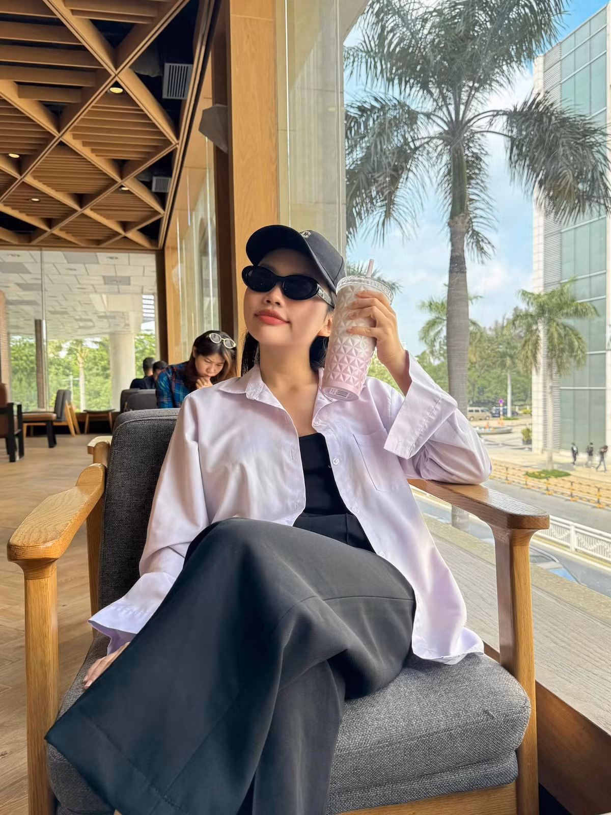 Không còn là cô bé gầy gò, đen nhẻm ngày nào, ca sĩ Phương Mỹ Chi giờ đây sở hữu ngoại hình rạng rỡ, cuốn hút với làn da trắng mịn, nụ cười rạng rỡ và phong cách thời trang thanh lịch.