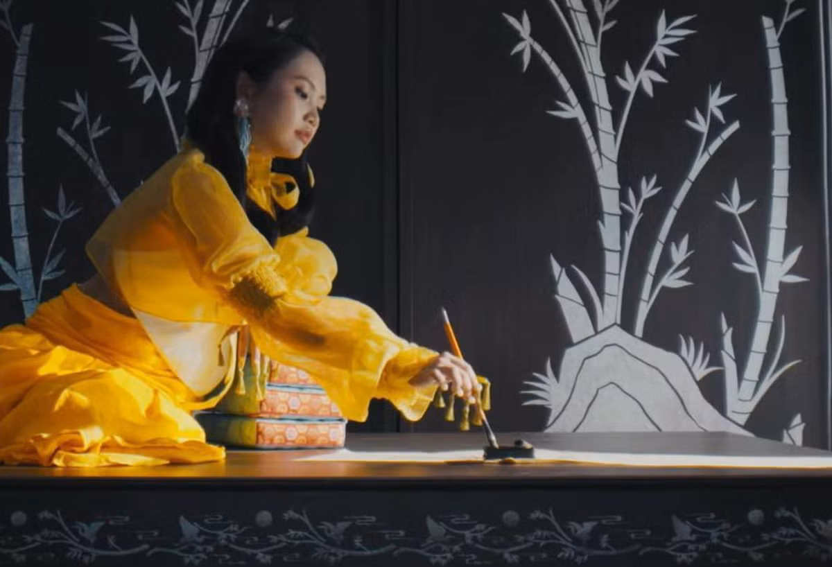 Mới đây nhất, MV "Gối gấm" của Phương Mỹ Chi ra mắt cách kỳ thi THPT Quốc gia 2024 vài ngày bất ngờ "trúng tủ" đề thi Ngữ Văn với tác phẩm "Đất nước". Đây là năm thứ 3 liên tiếp Phương Mỹ Chi đoán trúng đề thi môn này.