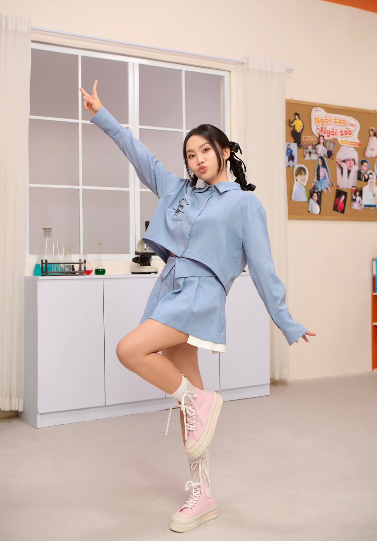 Nữ ca sĩ sở hữu vóc dáng thon gọn, làn da trắng mịn màng cùng gương mặt thanh tú, đường nét hài hòa.