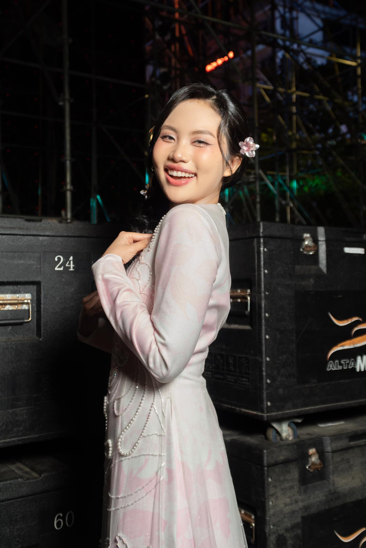 Phương Mỹ Chi được khen ngợi "dậy thì thành công" khi sở hữu vẻ ngoài xinh đẹp, làn da trắng mịn và có sự nghiệp ngày càng thăng tiến ở thời điểm hiện tại.