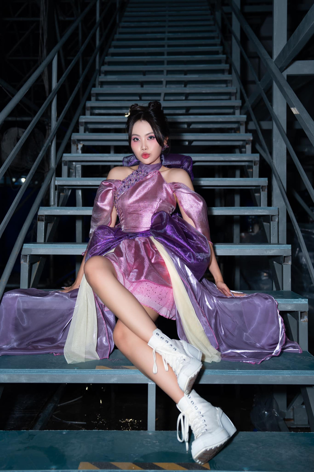  Phương Mỹ Chi được biết đến là một trong những nữ ca sĩ trẻ tài năng và thành công nhất hiện nay. Xuất thân từ Giọng hát Việt nhí 2013, Phương Mỹ Chi nhanh chóng chinh phục khán giả bởi giọng hát ngọt ngào, trong trẻo cùng phong cách âm nhạc dân ca độc đáo.