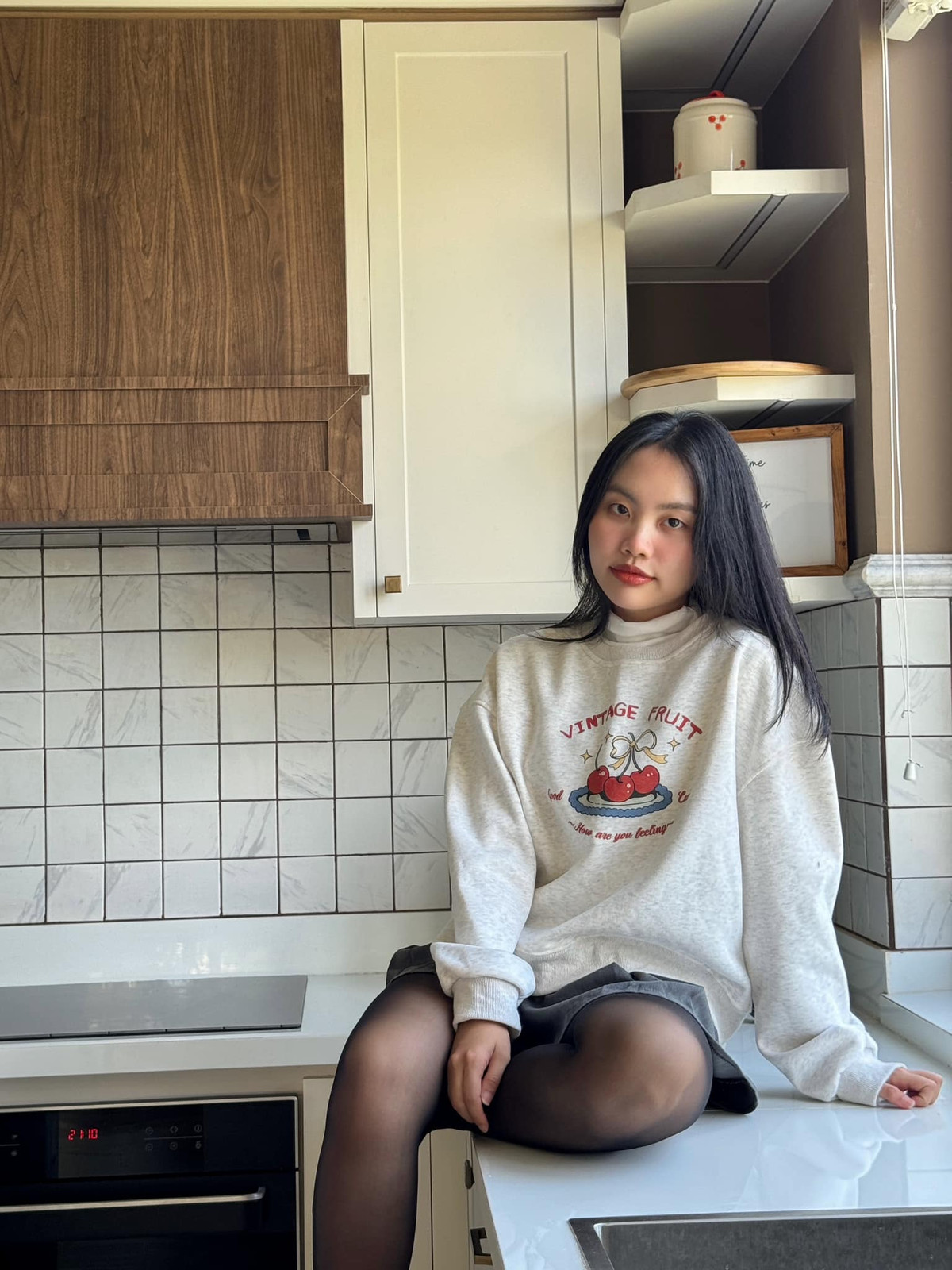 Không còn bó buộc trong hình ảnh "cô bé dân ca" giản dị, nữ ca sĩ giờ đây tự tin thử sức với nhiều phong cách khác nhau, từ trẻ trung, năng động đến thanh lịch, quyến rũ.