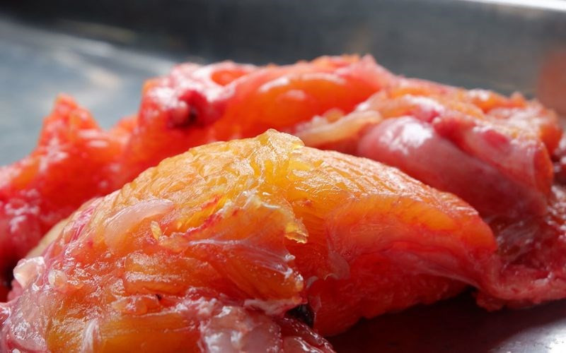 Thịt cá chiên có màu vàng ươm như ướp nghệ, thân không có xương dăm, chỉ có duy nhất xương sống chạy dọc sống lưng. Ảnh Internet