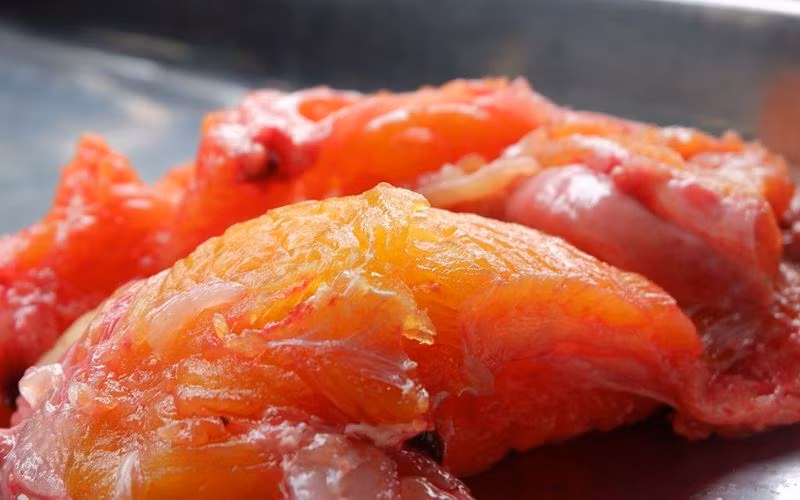 Thịt cá chiên có màu vàng ươm như ướp nghệ, thân không có xương dăm, chỉ có duy nhất xương sống chạy dọc sống lưng. Ảnh Internet