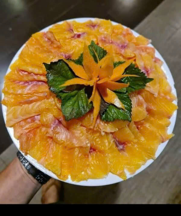 Với vị ngon đặc biệt nên cá chiên sông Đà được người dân vùng núi Tây Bắc chế biến thành nhiều món ăn ngon khác nhau. Nhưng món ăn chế biến từ cá chiên độc lạ, mang đậm chất hương vị núi rừng Tây Bắc nhất có lẽ là món gỏi cá chiên sông Đà. Ảnh Internet