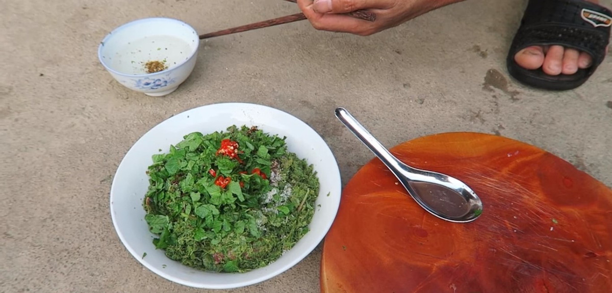 Cách làm gỏi cá chiên sông Đà: Cá chiên rửa sạch, cắt đuôi cá rồi dựng đứng lên cho máu cá chảy hết. Dùng dao lột da cá, sau đó lọc lấy phần thịt cá, nhớ bỏ đường gân trắng đi và giữ lại bộ lòng cá chiên. Phần thịt cá lọc được đem thái miếng mỏng và nhỏ, rồi cho vào bát to. Lá chát đem giã nát, ớt chỉ thiên thái lát, mắc khén, hạt dổi đem nướng cho chín thơm rồi giã nhỏ. Ảnh HoabanFood