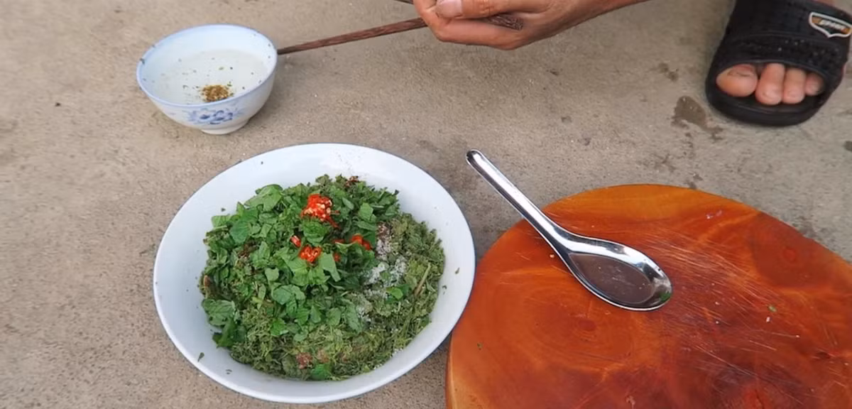 Cách làm gỏi cá chiên sông Đà: Cá chiên rửa sạch, cắt đuôi cá rồi dựng đứng lên cho máu cá chảy hết. Dùng dao lột da cá, sau đó lọc lấy phần thịt cá, nhớ bỏ đường gân trắng đi và giữ lại bộ lòng cá chiên. Phần thịt cá lọc được đem thái miếng mỏng và nhỏ, rồi cho vào bát to. Lá chát đem giã nát, ớt chỉ thiên thái lát, mắc khén, hạt dổi đem nướng cho chín thơm rồi giã nhỏ. Ảnh HoabanFood