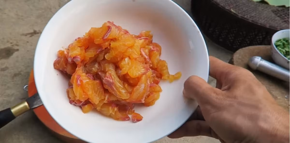 Nguyên liệu gồm: cá chiên loại nhỏ khoảng 1,5kg, lá chát (một loại lá đặc trưng của núi rừng Tây Bắc), có thể thay bằng hỗn hợp lá lộc vừng, lá sung, lá xoài non. Mắc khén, hạt dổi, muối hạt, ớt, rau húng quế, thính gạo Ảnh HoabanFood