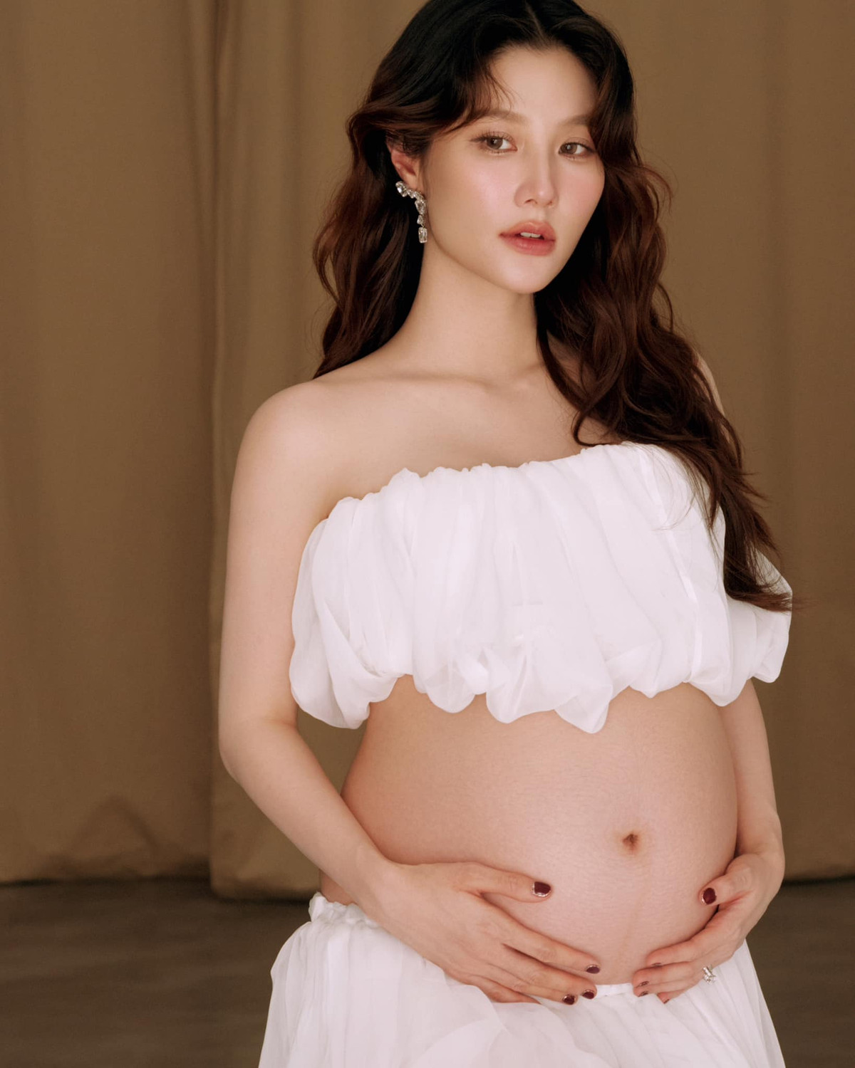 Dù đang trong những tháng cuối của thai kỳ, nhan sắc Diễm My được nhận xét là không thay đổi quá nhiều, cô vẫn rất rạng rỡ và nhuận sắc. Ảnh: FB Vu Pham Diem My