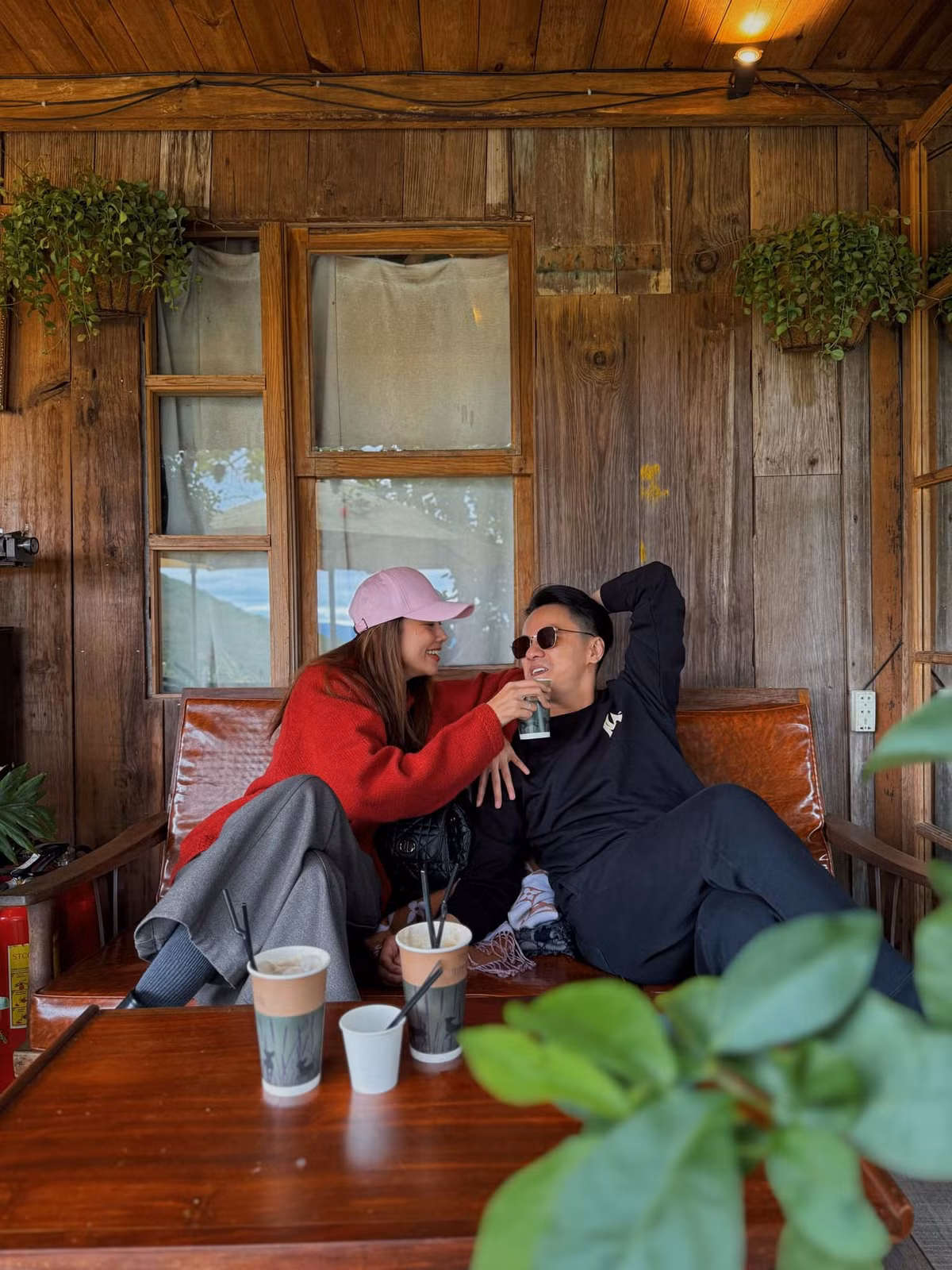 Vợ chồng Thanh Hằng cùng đi du lịch Đà Lạt hâm nóng tình cảm trong những ngày cuối năm. Ảnh: FB Thanh Hằng