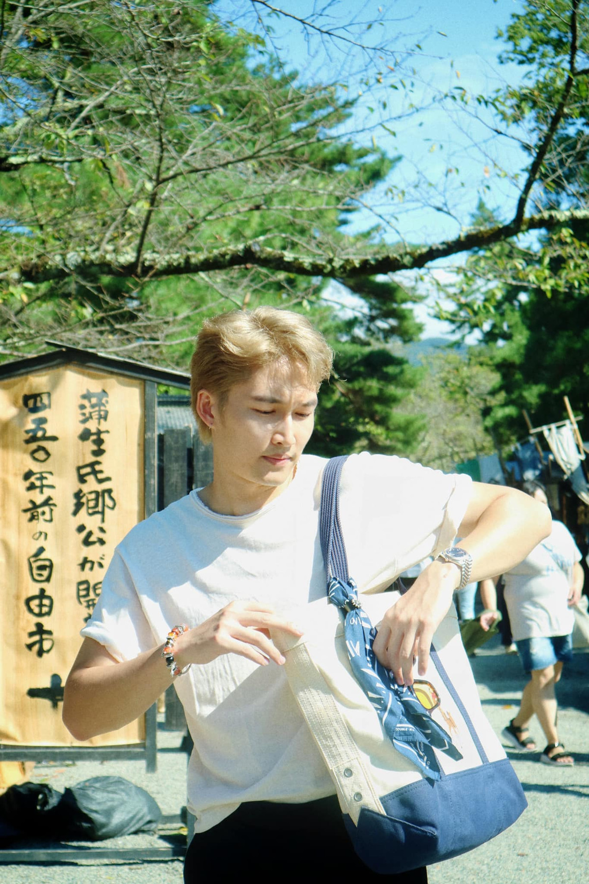 Diễn viên Đình Tú hài hước chia sẻ: "Mình đã block toàn bộ người xấu trên đời, nếu bạn thấy được bài này, bạn đẹp". Ảnh: FB Nguyễn Đình Tú